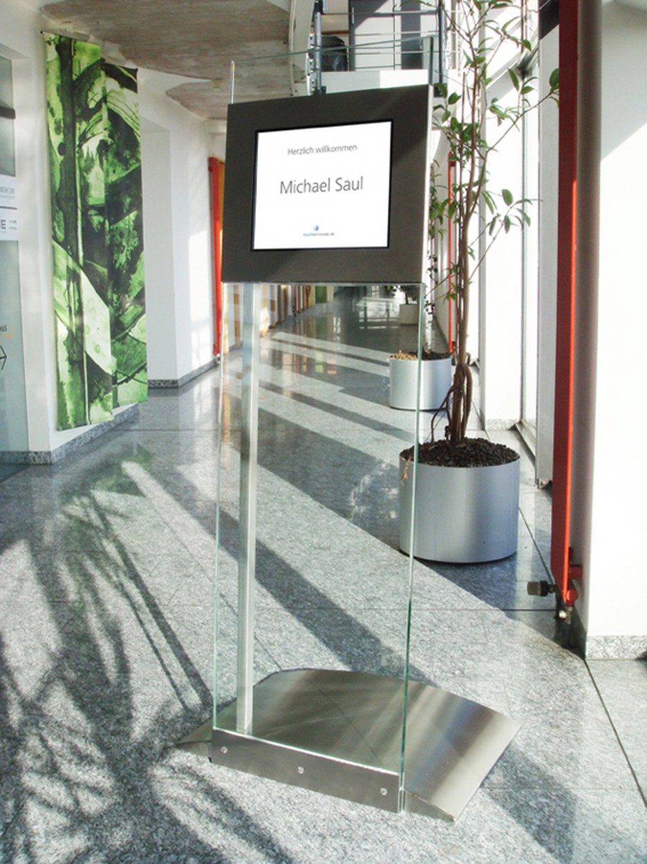 Infoterminal aus Glas und Edelstahl mit Touchdisplay