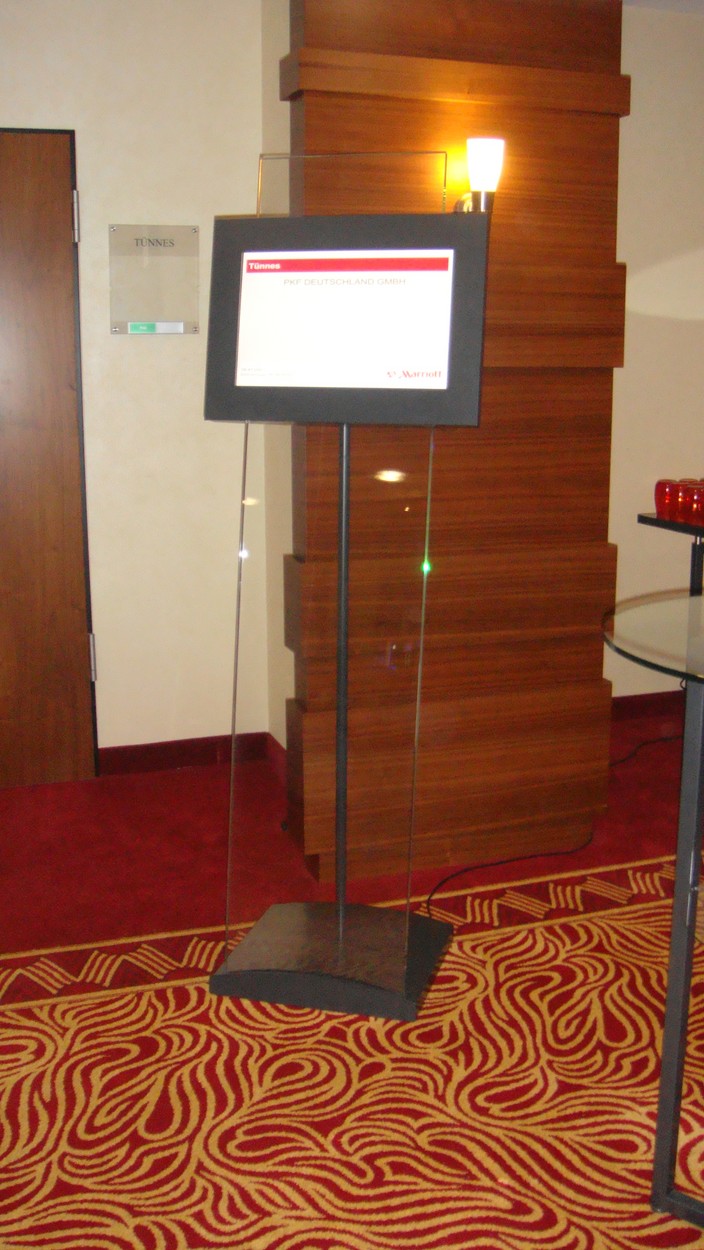Infoterminal aus Glas und Edelstahl im Marriott Köln