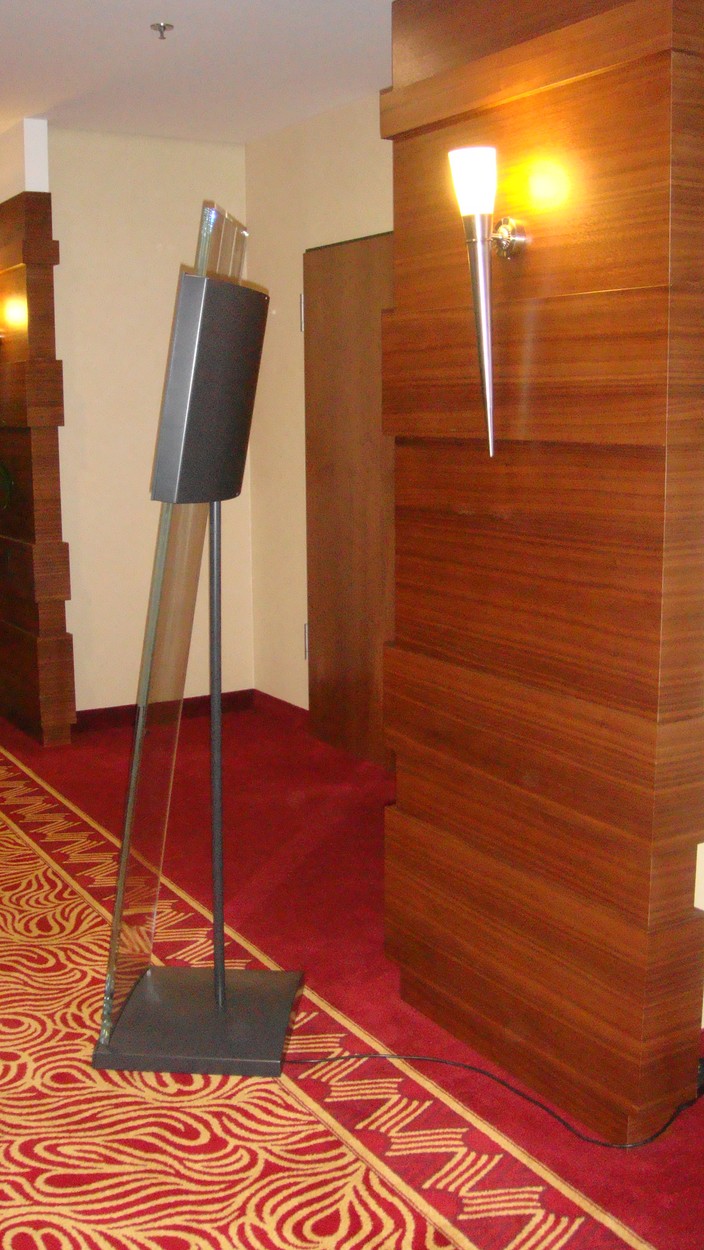 Infoterminal aus Glas und Edelstahl Rückansicht