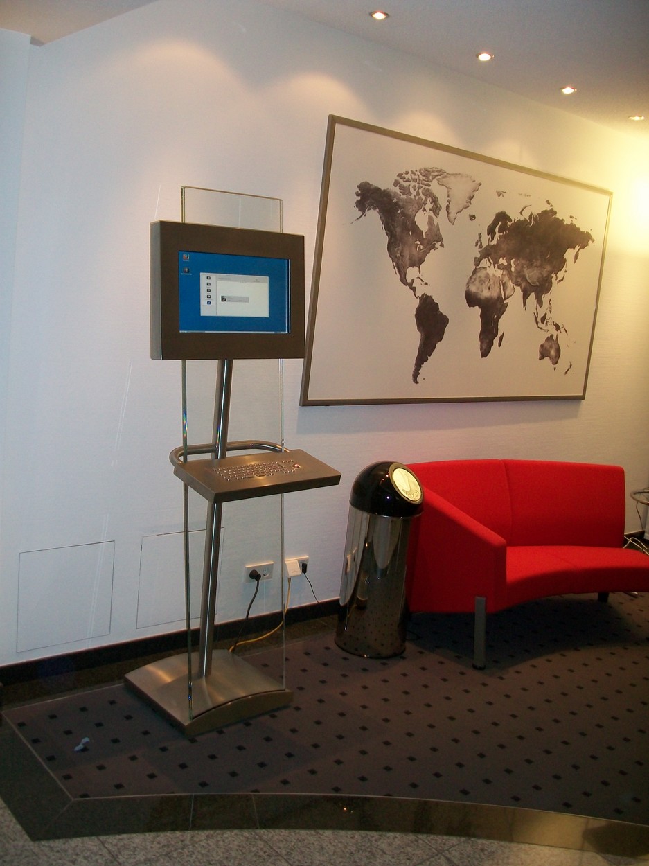 Infoterminal aus Glas und Edelstahl