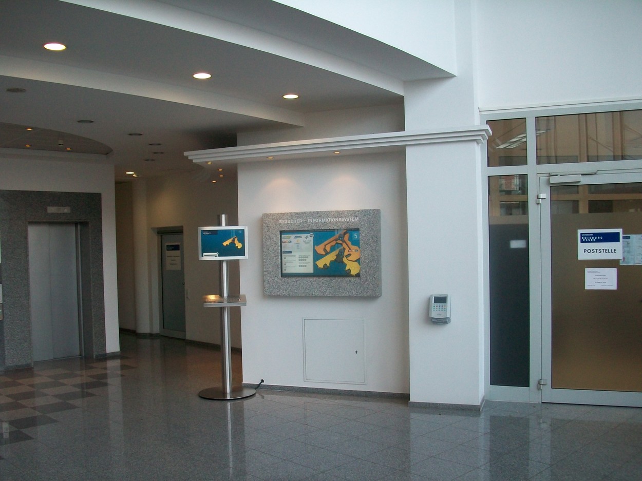 Infoterminal als Säule in Edelstahl Besucherinfo