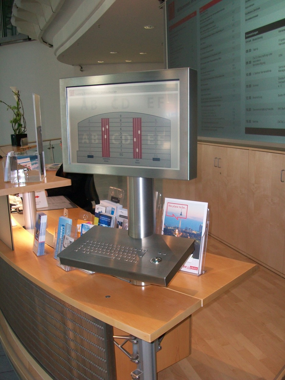 Infoterminal als Säule in Edelstahl Besucherinfo IHK Berlin