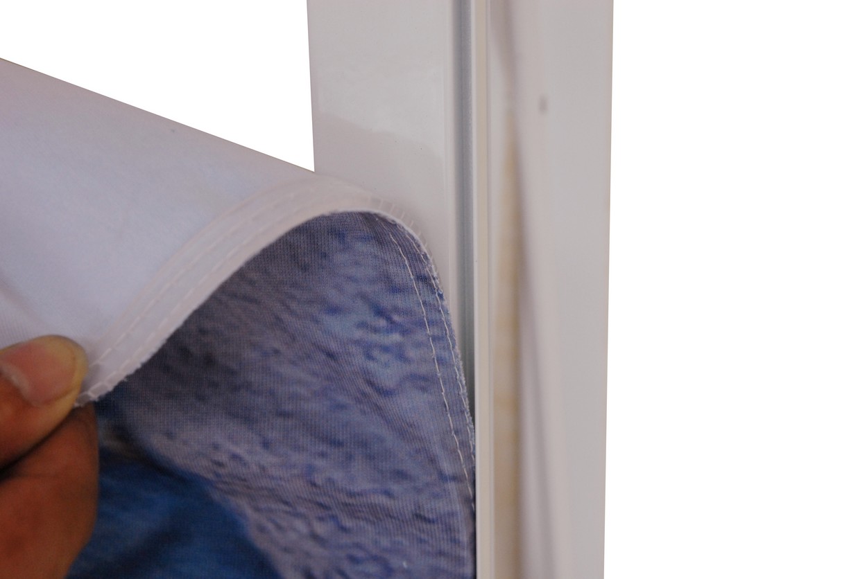 Einspannen des Textildruckes mit Silikonkeder in das Silicon Fabric Pop-Up Faltdisplay