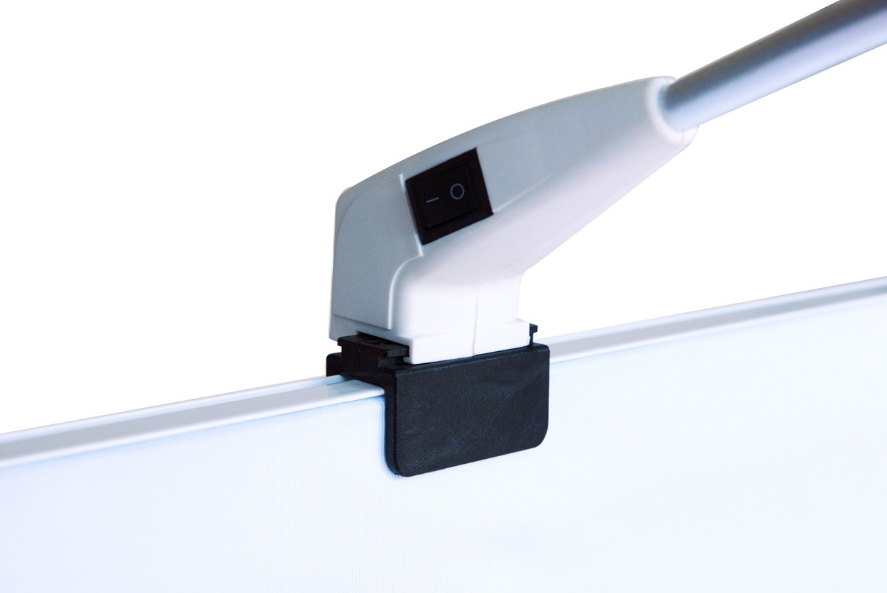 Befestigung eines LED-Spots auf einer Silicon Fabric Pop-Up Messewand