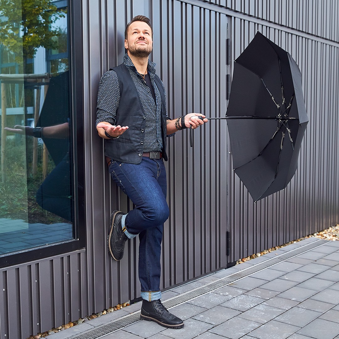 aoc-oversize-pocket-umbrella-fare--steel-black-5659_art_502_detail_2367.jpg