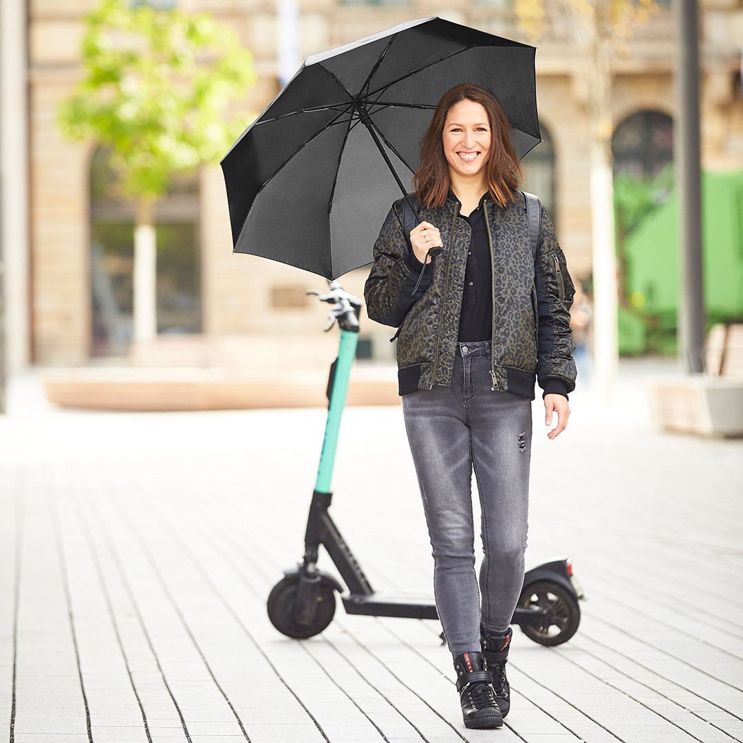 aoc-pocket-umbrella-black-5412_artfarbe_2086_detail_5925.jpg