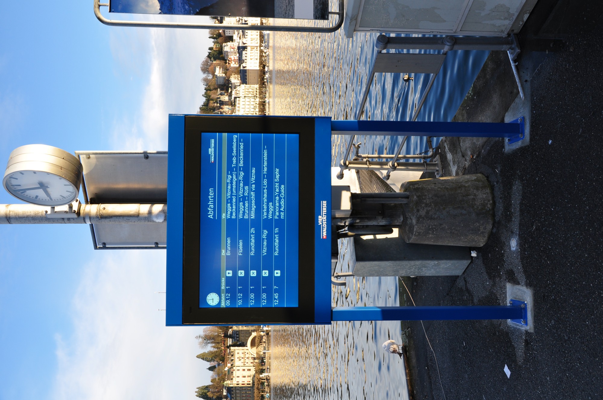 Outdoor Stele für digitale Zuganzeigen