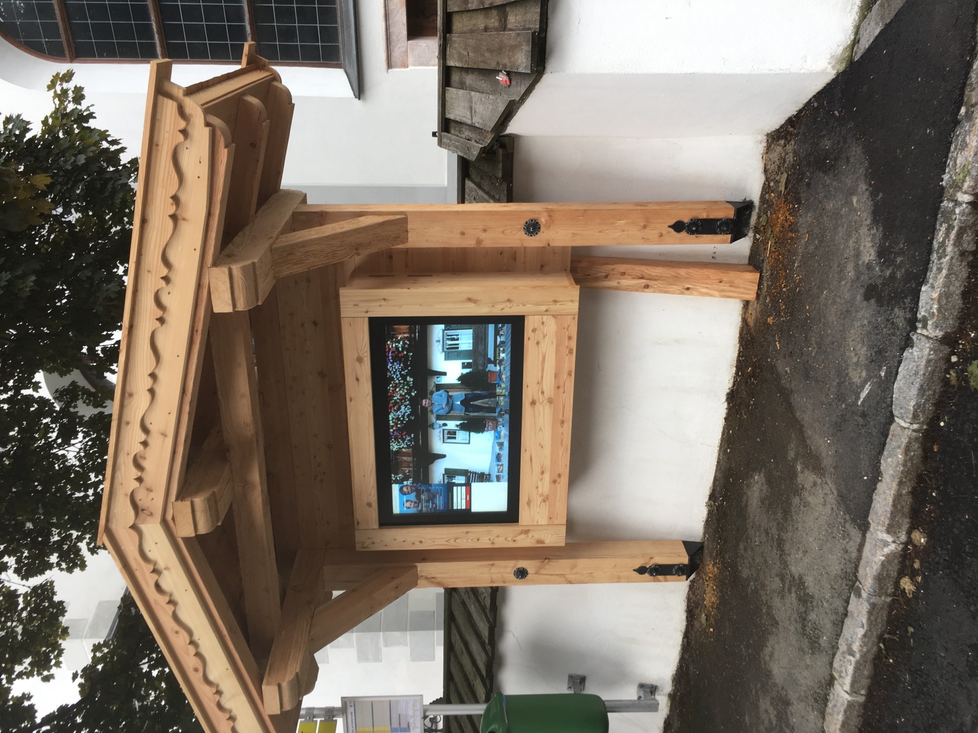 Outdoor Display an der Wand mit Holz umrahmt