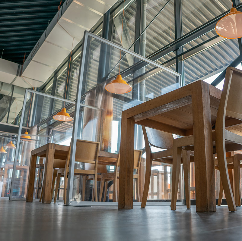 Infektionsschutzwände mit PVC-Bespannung Anwendungsbeispiel Gastrobetrieb