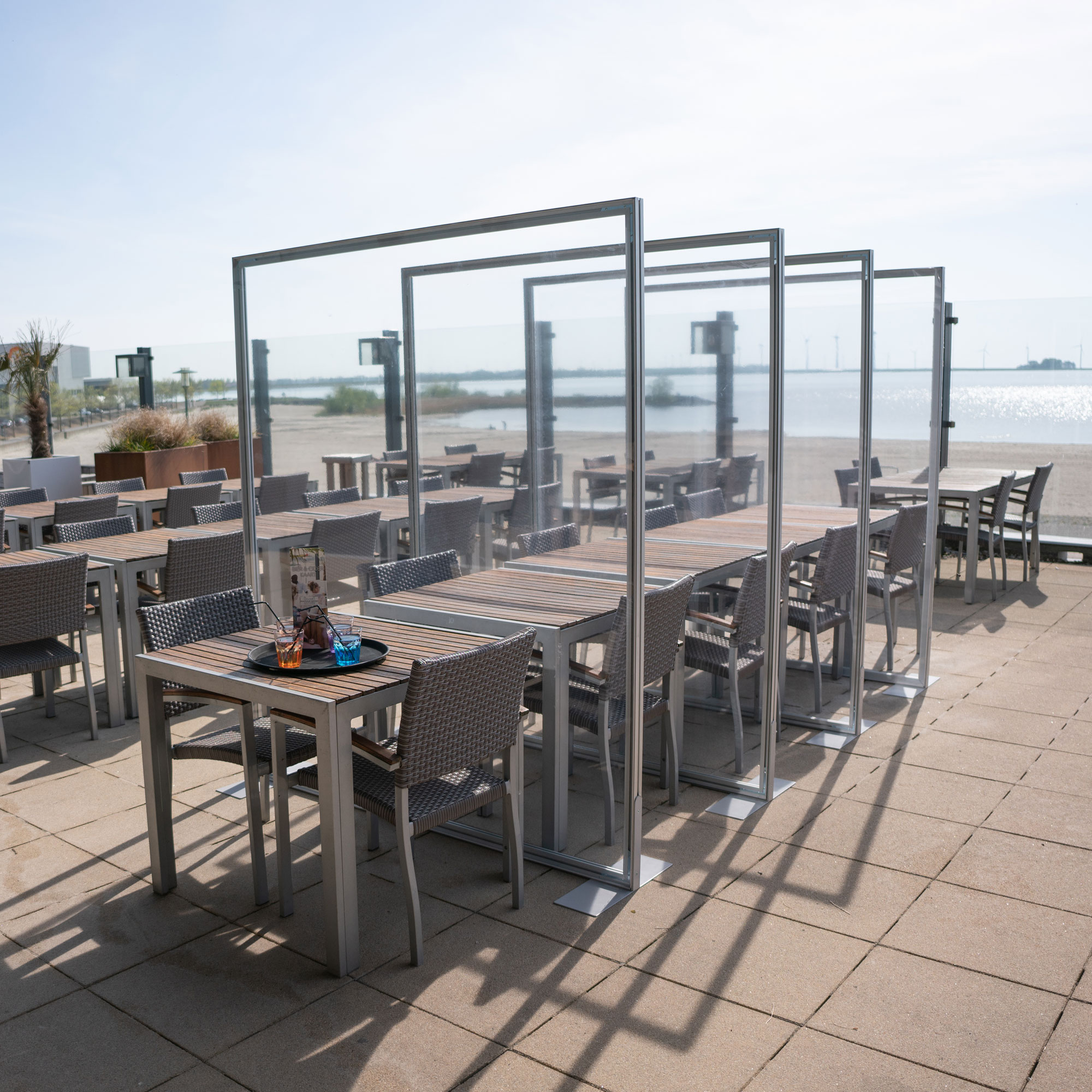 Infektionsschutzwände mit PVC-Bespannung Beispiel Terrasse Gastronomie