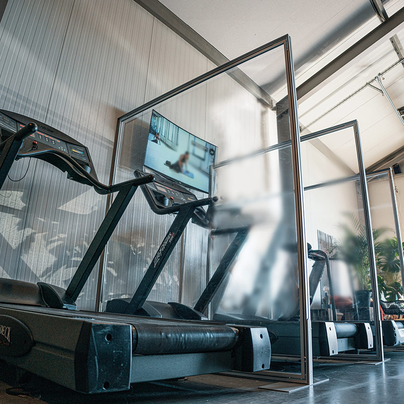 Schutzwand mit durchsichtiger PVC Bespannung Anwendungsbeispiel Fitnessstudio